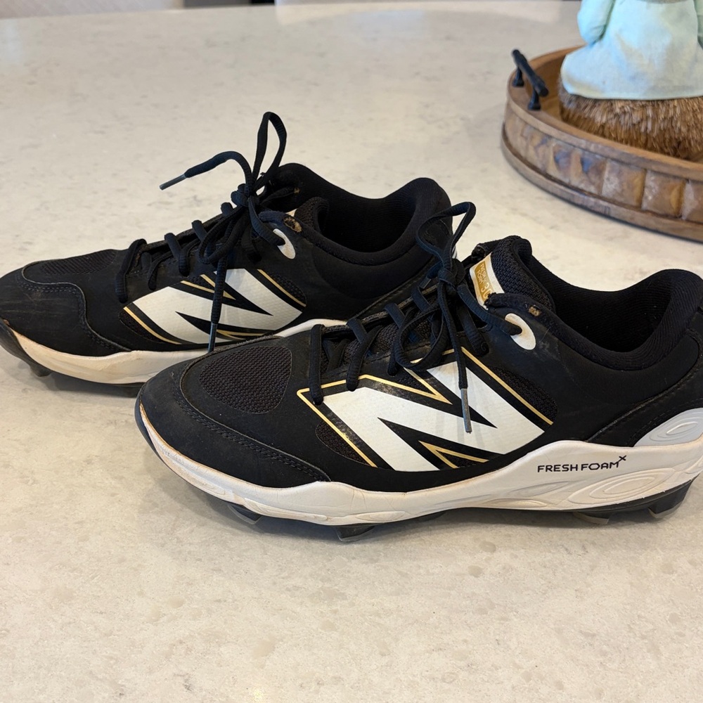 New Balance Men’s Black, White & Gold cleats - Picture 3 of 6